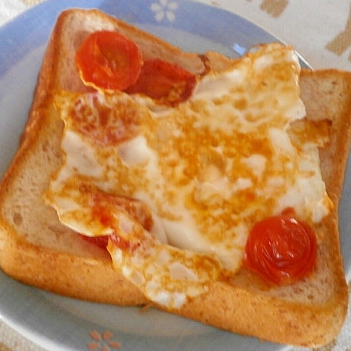 プチトマトと卵のトースト